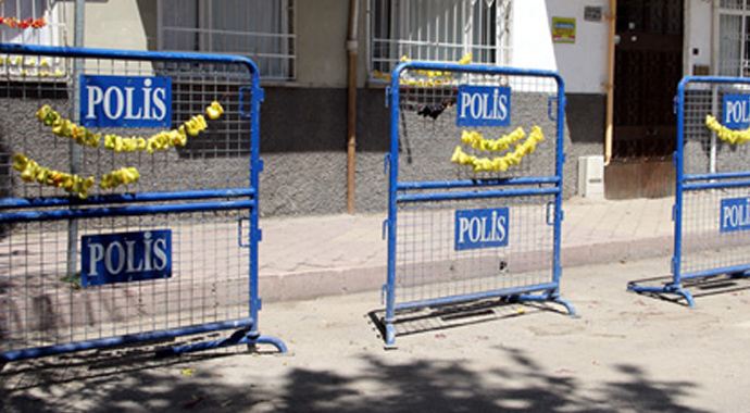Kışlık biberlerini polisin demir barikatında kurutuyor