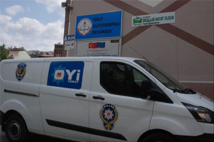 Okula camdan girip, dizüstü bilgisayarları çaldılar