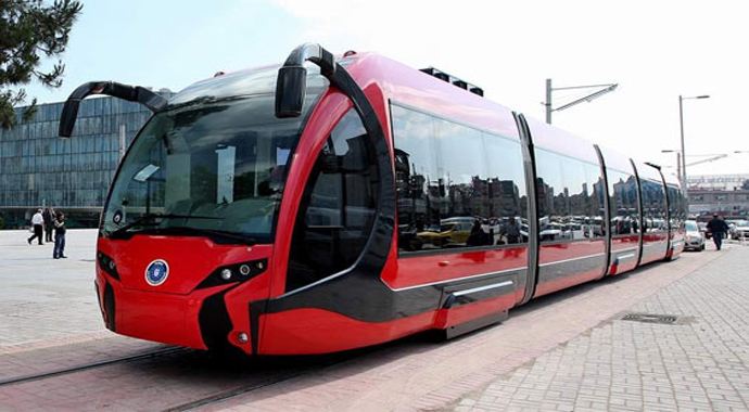 Araçlar raylara park etti, Bakan Çelik tramvayda bekledi