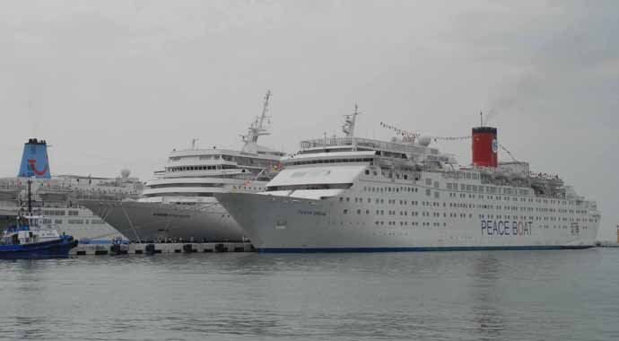 Barış Gemisi &#039;Peace Boat&#039; Kuşadası&#039;nda