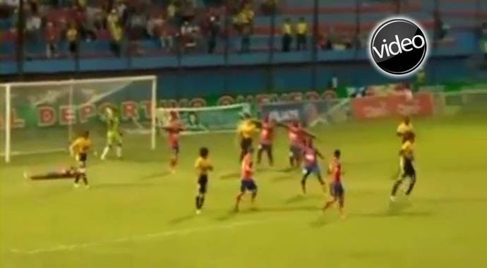 Futbolcu çıldırdı, rakibinin burnunu ısırdı