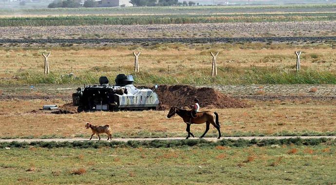 Suriyeli atlı kaçakçıları Türk tankları durdurdu 
