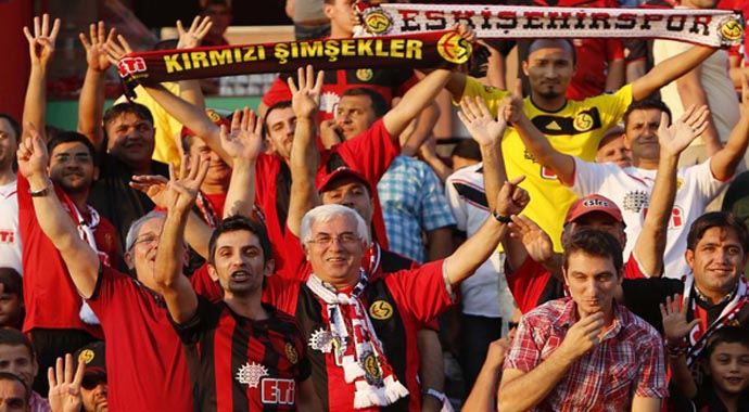 Eskişehirspor taraftarından 'Rabia' işareti