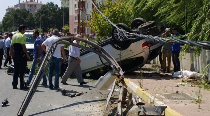 Cip direğe çarparak takla attı