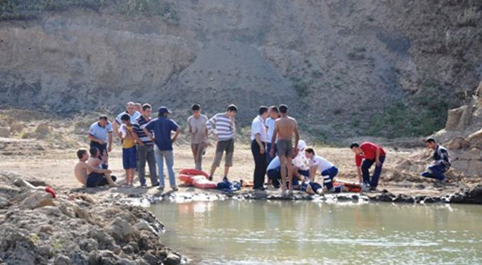 Serinlemek için gölete girdi, cesedi çıkartıldı