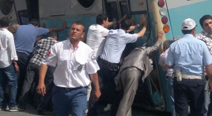 Halk otobüsü devrildi, çok sayıda yaralı var