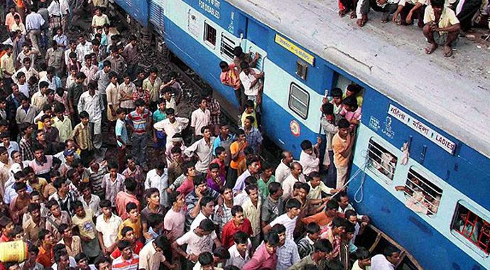 Hindistan&#039;da tren yayalara çarptı: 20 kişi öldü