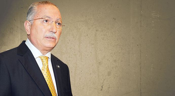 İhsanoğlu'na sert eleştiri, 'Ne iş yaptığını bilen var mı' İhsanoğlu'na sert eleştiri, 'Ne iş yaptığını bilen var mı'