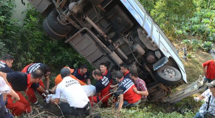 Zonguldak&#039;ta halk otobüsü devrildi