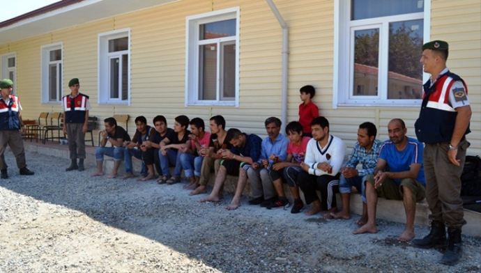 Ayvalık'ta kaçak göçmen operasyonu Ayvalık'ta kaçak göçmen operasyonu