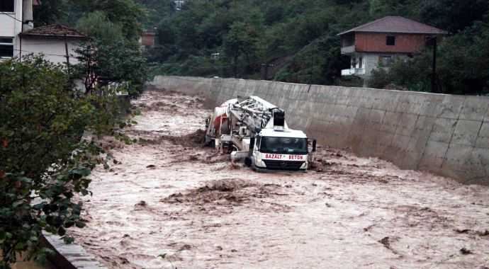 Trabzon'da sel ve toprak kayması, 2 kayıp