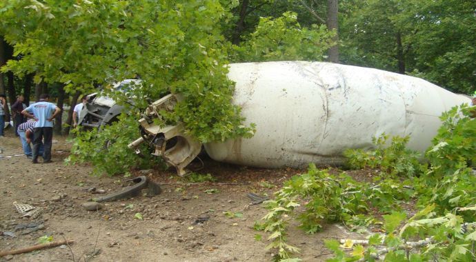 Otomobil ile beton mikseri çarpıştı, 5 yaralı Otomobil ile beton mikseri çarpıştı, 5 yaralı