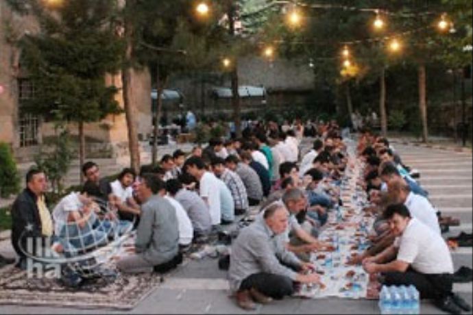 Mısır'daki Müslümanlar için 'Seccade - Sefertası' etkinliği Mısır'daki Müslümanlar için 'Seccade - Sefertası' etkinliği
