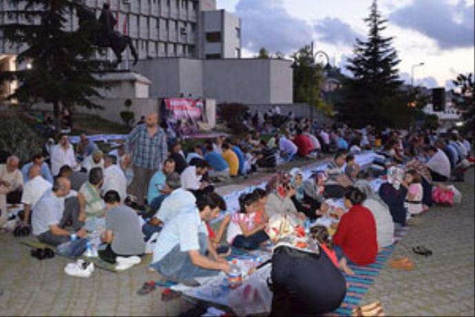 Darbeye direnen Mursi taraftarlarına destek için 6 ilde eylem Darbeye direnen Mursi taraftarlarına destek için 6 ilde eylem