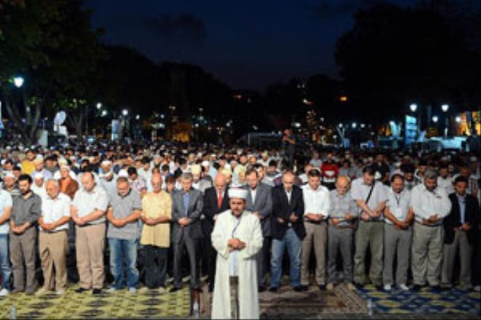 İki bin kişi Ayasofya'dan Adeviyye'ye dualarla destek İki bin kişi Ayasofya'dan Adeviyye'ye dualarla destek