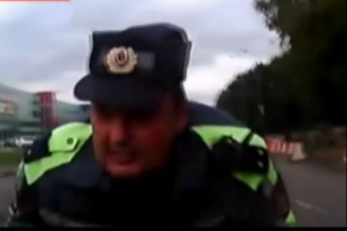 Moskovalı sürücü, polisi sürükledi Moskovalı sürücü, polisi sürükledi