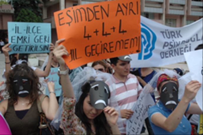 Öğretmenlerden renkli eylem