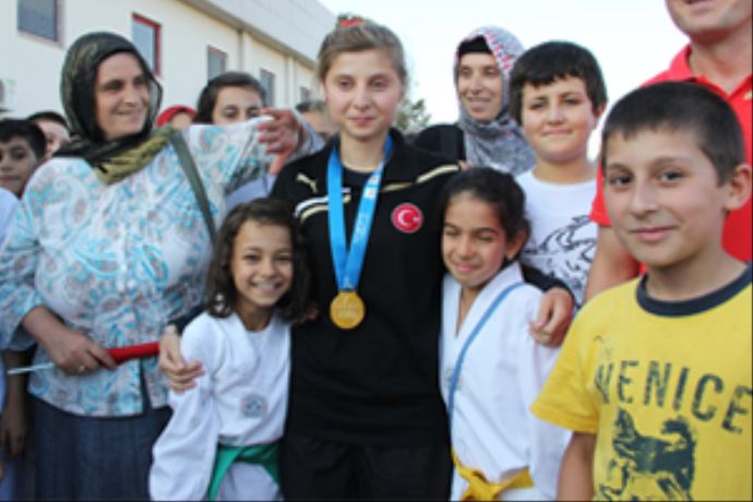 Sofya'da madalya kazanan Savan'a çoşkulu karşılama Sofya'da madalya kazanan Savan'a çoşkulu karşılama