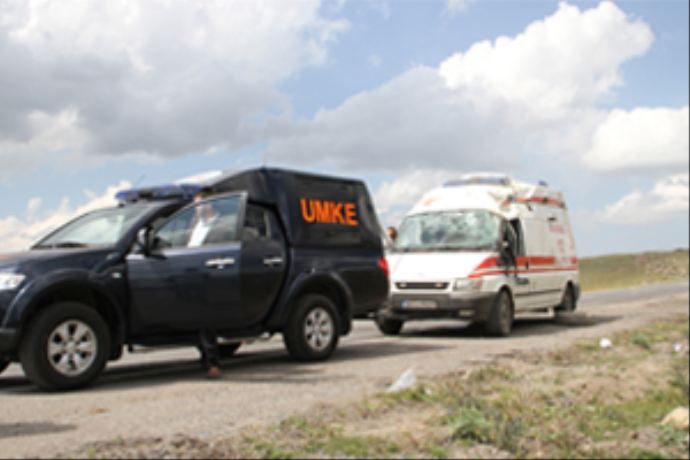 Ambulans şarampole devrildi, 3 yaralı Ambulans şarampole devrildi, 3 yaralı