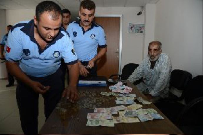 İstiklal Caddesi'nde midyecilere zabıta baskını İstiklal Caddesi'nde midyecilere zabıta baskını