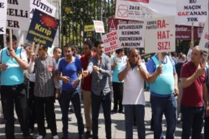 Beyoğlu esnafından Gezi Parkı eylemine pankartlı protesto