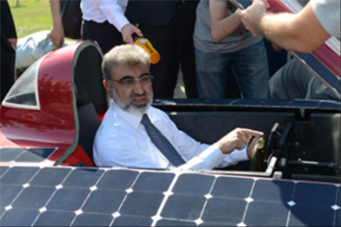 Bakan Yıldız, güneş enerjili araba kullandı 