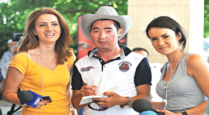 Krallarını bırakıp yüz nakli yapılan Çolak'la ilgilendiler Krallarını bırakıp yüz nakli yapılan Çolak'la ilgilendiler
