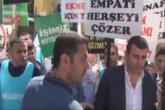 Taksim'deki eylemi tek bir polis durdurdu Taksim'deki eylemi tek bir polis durdurdu