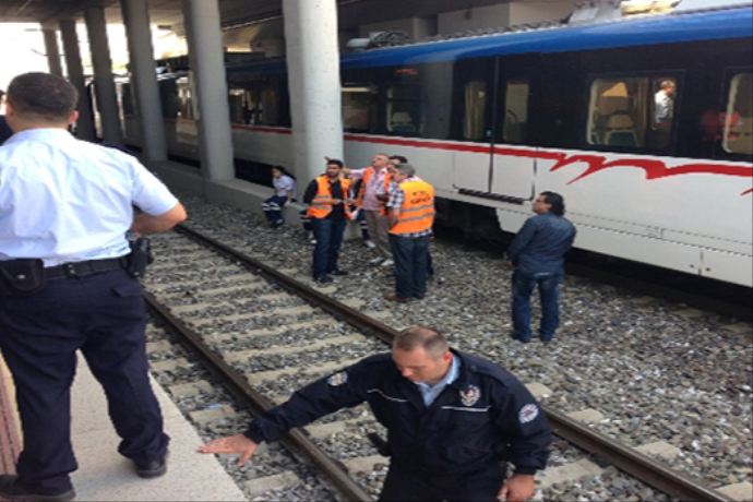Tren rayının altında kalan işçi ağır yaralandı Tren rayının altında kalan işçi ağır yaralandı