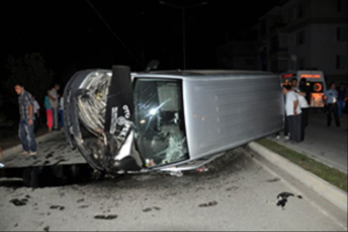 Trafik kazası, vatandaşları 13 saat elektriksiz bıraktı Trafik kazası, vatandaşları 13 saat elektriksiz bıraktı