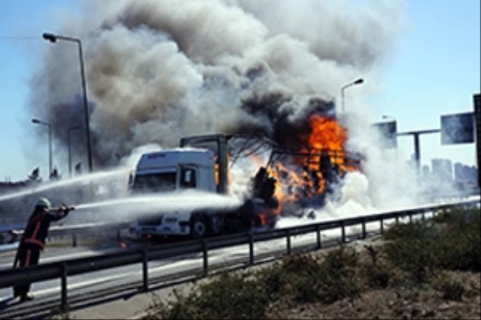 TEM'de TIR bomba gibi patladı