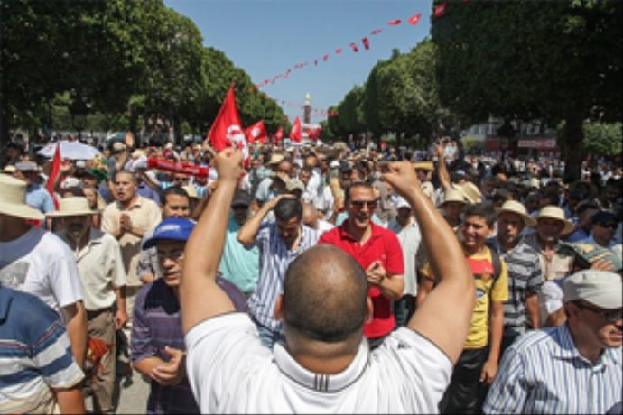 Tunus halkı demokrasi için meydana iniyor