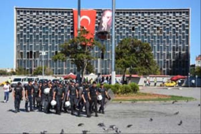 Gezi Parkı yine kapatıldı Gezi Parkı yine kapatıldı