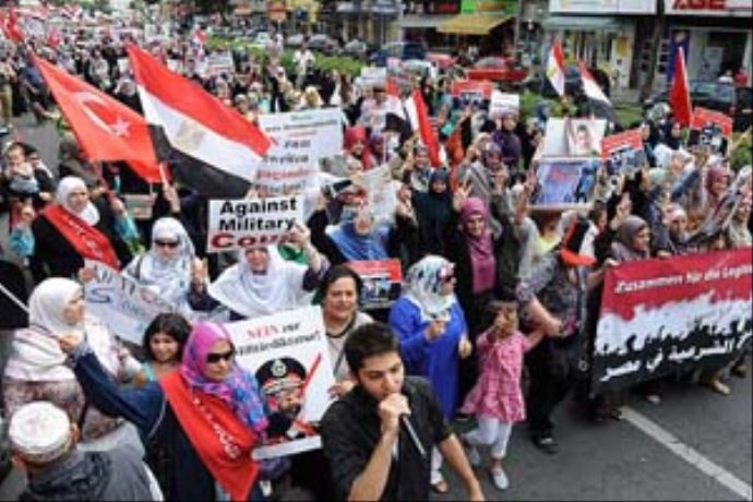 Berlin'de Mursi'ye destek gösterisi yapıldı Berlin'de Mursi'ye destek gösterisi yapıldı