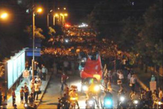 Mısır polisinden oturma eylemine müdahale çabaları Mısır polisinden oturma eylemine müdahale çabaları