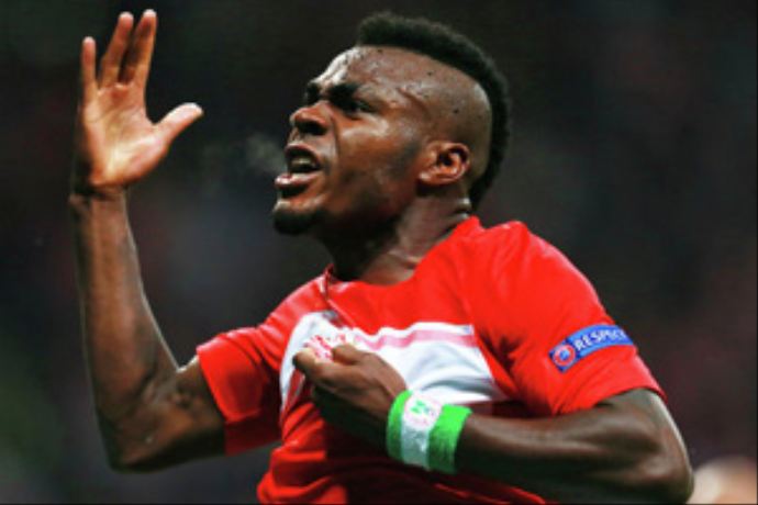 Emenike, 'En büyük hayalim Saraçoğlu'da oynamak' Emenike, 'En büyük hayalim Saraçoğlu'da oynamak'