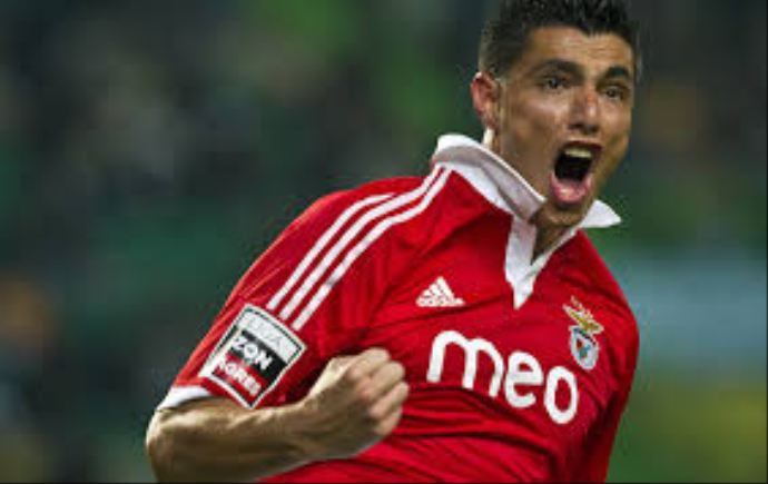 Benfica tribünlerinden Cardozo'ya tezahürat Benfica tribünlerinden Cardozo'ya tezahürat