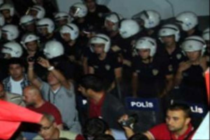 Van'da izinsiz gösteriye polis müdahalesi Van'da izinsiz gösteriye polis müdahalesi