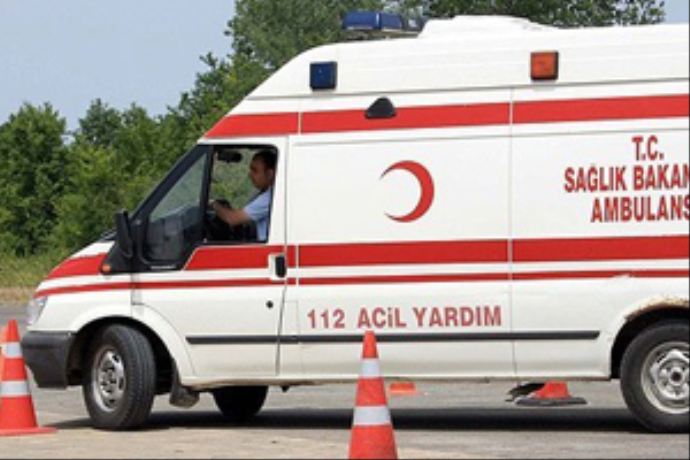 TIR, lastik değiştiren gençlere çarptı, 2 ölü