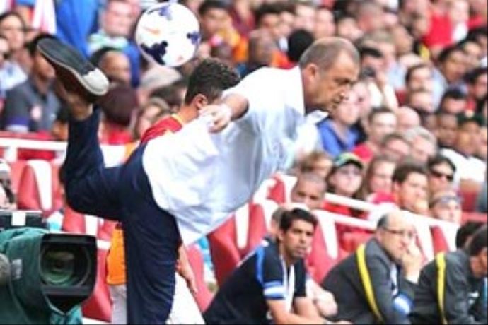 Fatih Terim'den Emirates'te 'akrep vuruşu' Fatih Terim'den Emirates'te 'akrep vuruşu'