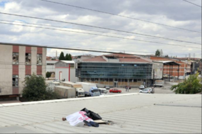 Telefonla konuşurken elektrik akımına kapıldı Telefonla konuşurken elektrik akımına kapıldı