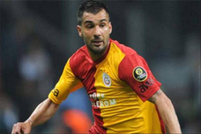 Galatasaray'da Engin Baytar sakatlanarak oyundan çıktı Galatasaray'da Engin Baytar sakatlanarak oyundan çıktı