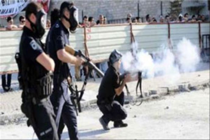 Polise taşlarla saldıran BDP'li gruba müdahale Polise taşlarla saldıran BDP'li gruba müdahale