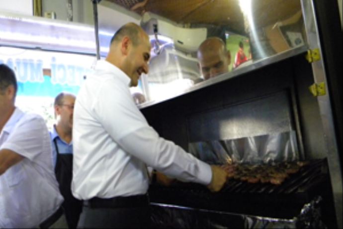 Süleyman Soylu köfte pişirdi