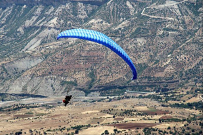 Kaymakam yamaç paraşütü yaparken kayalıklara çarptı Kaymakam yamaç paraşütü yaparken kayalıklara çarptı