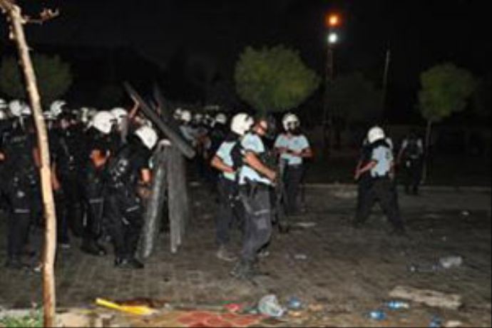 BDP yürüyüşüne polisi yakmaya kalktılar BDP yürüyüşüne polisi yakmaya kalktılar