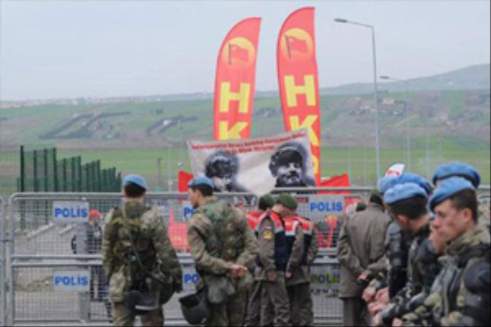 Silivri'de geçişlere izin verilmedi Silivri'de geçişlere izin verilmedi