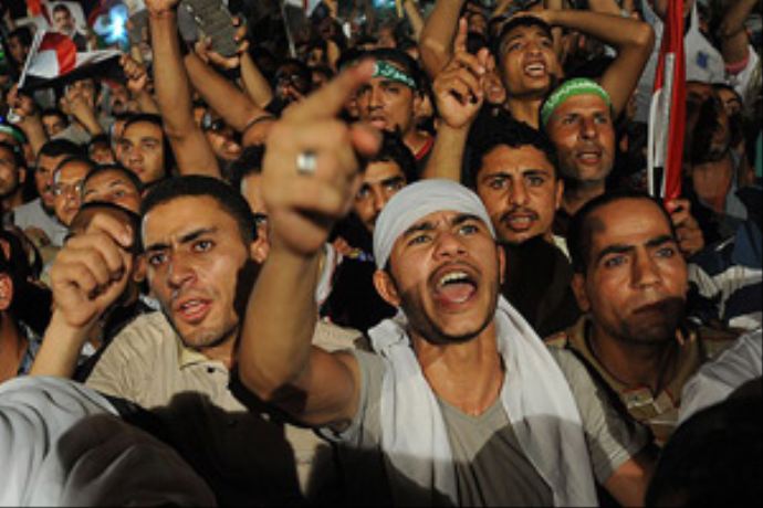 Mısır&#039;da Mursi yanlıları ile muhalifle çatıştı