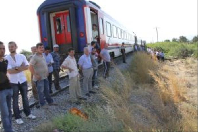 Manisa'da tren otomobili biçti, 3 ölü Manisa'da tren otomobili biçti, 3 ölü