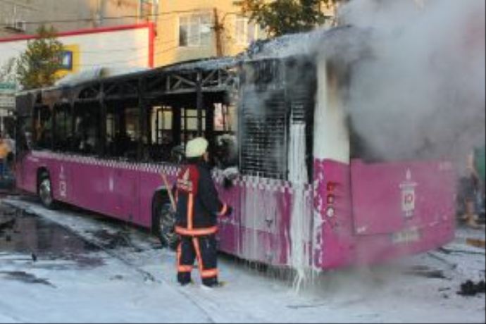 Okmeydanı&#039;nda yolcuları zorla indirip otobüsü yaktılar